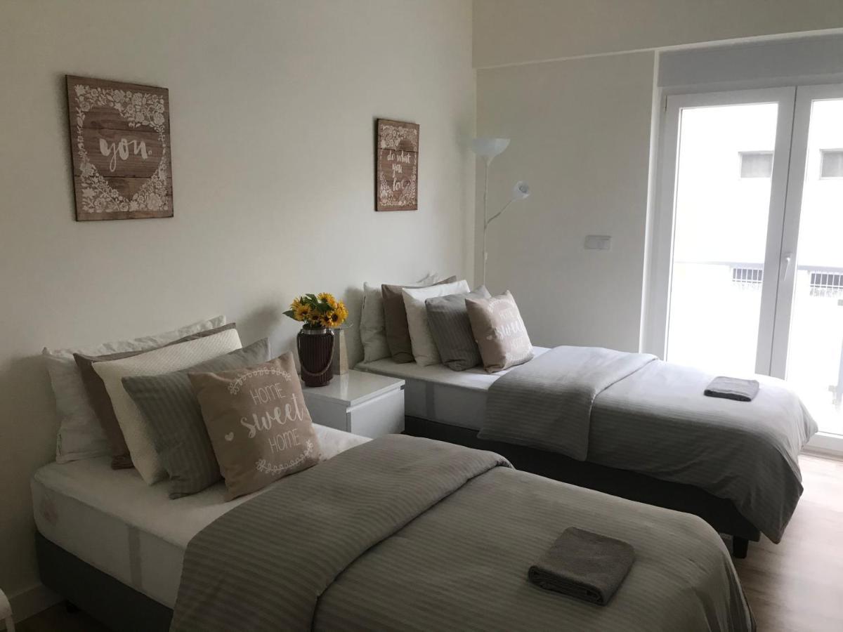 מונטיז'ו Modern Twin Room With A Balcony מראה חיצוני תמונה