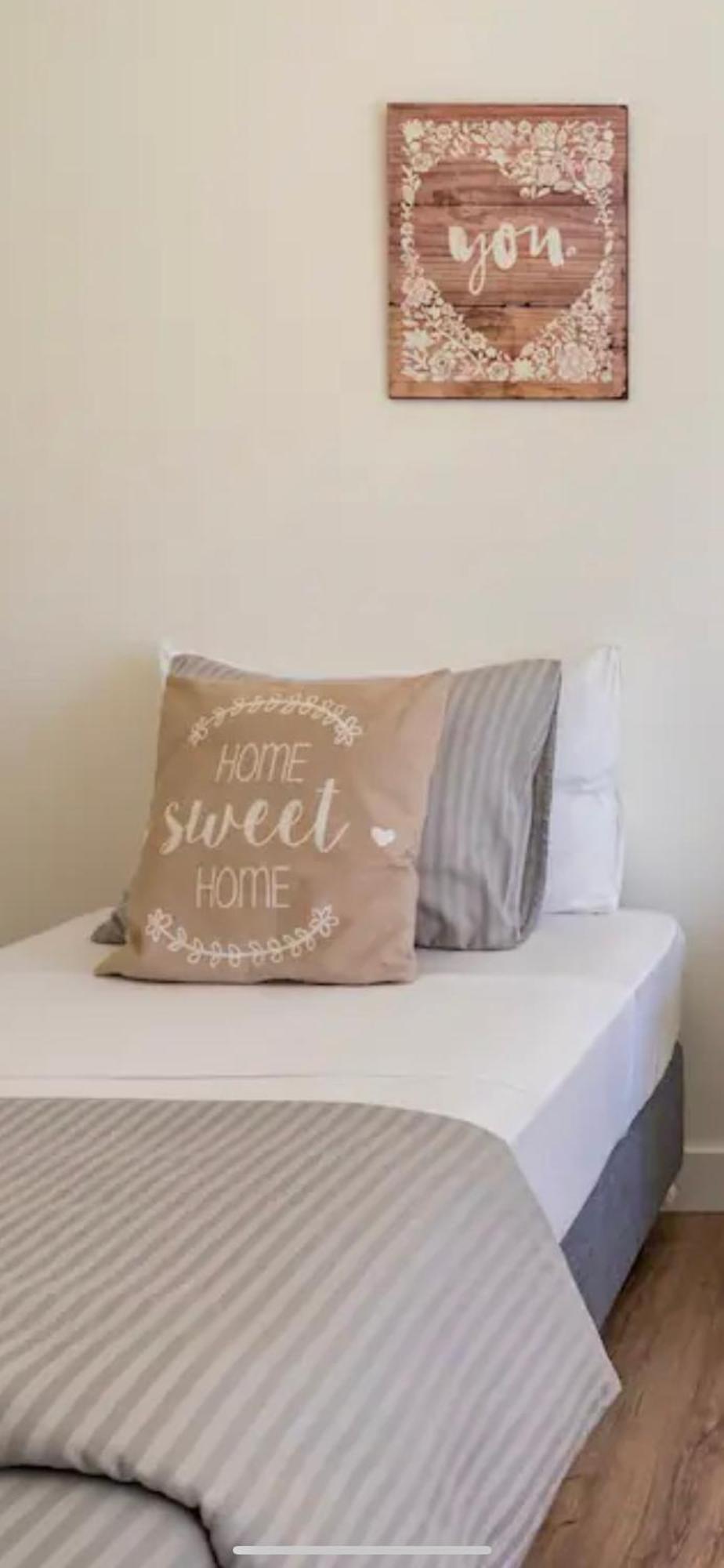 מונטיז'ו Modern Twin Room With A Balcony מראה חיצוני תמונה