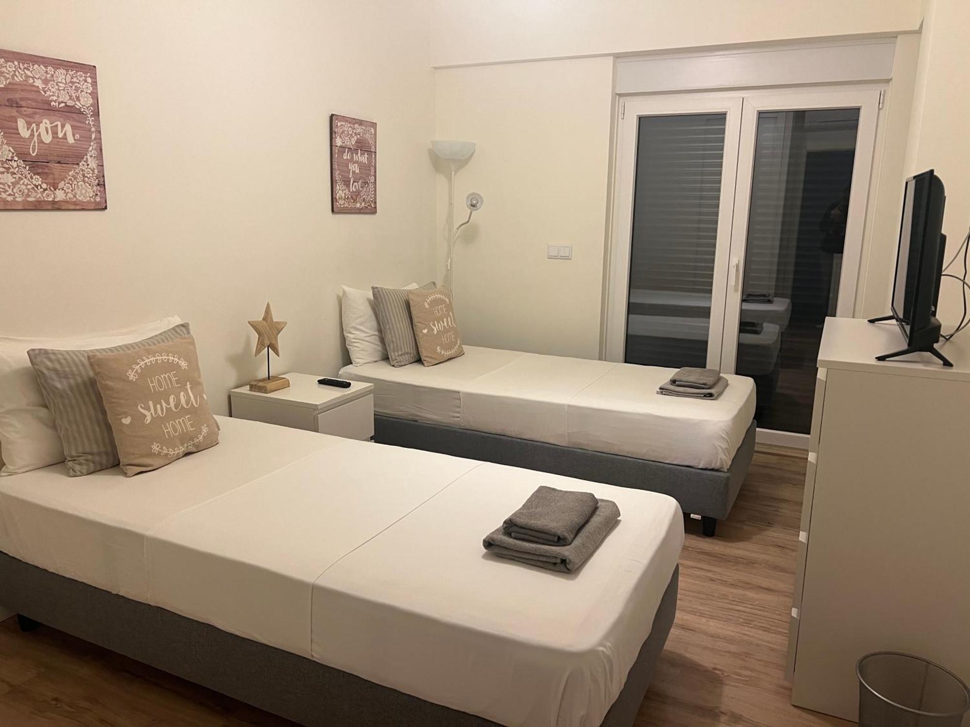 מונטיז'ו Modern Twin Room With A Balcony מראה חיצוני תמונה