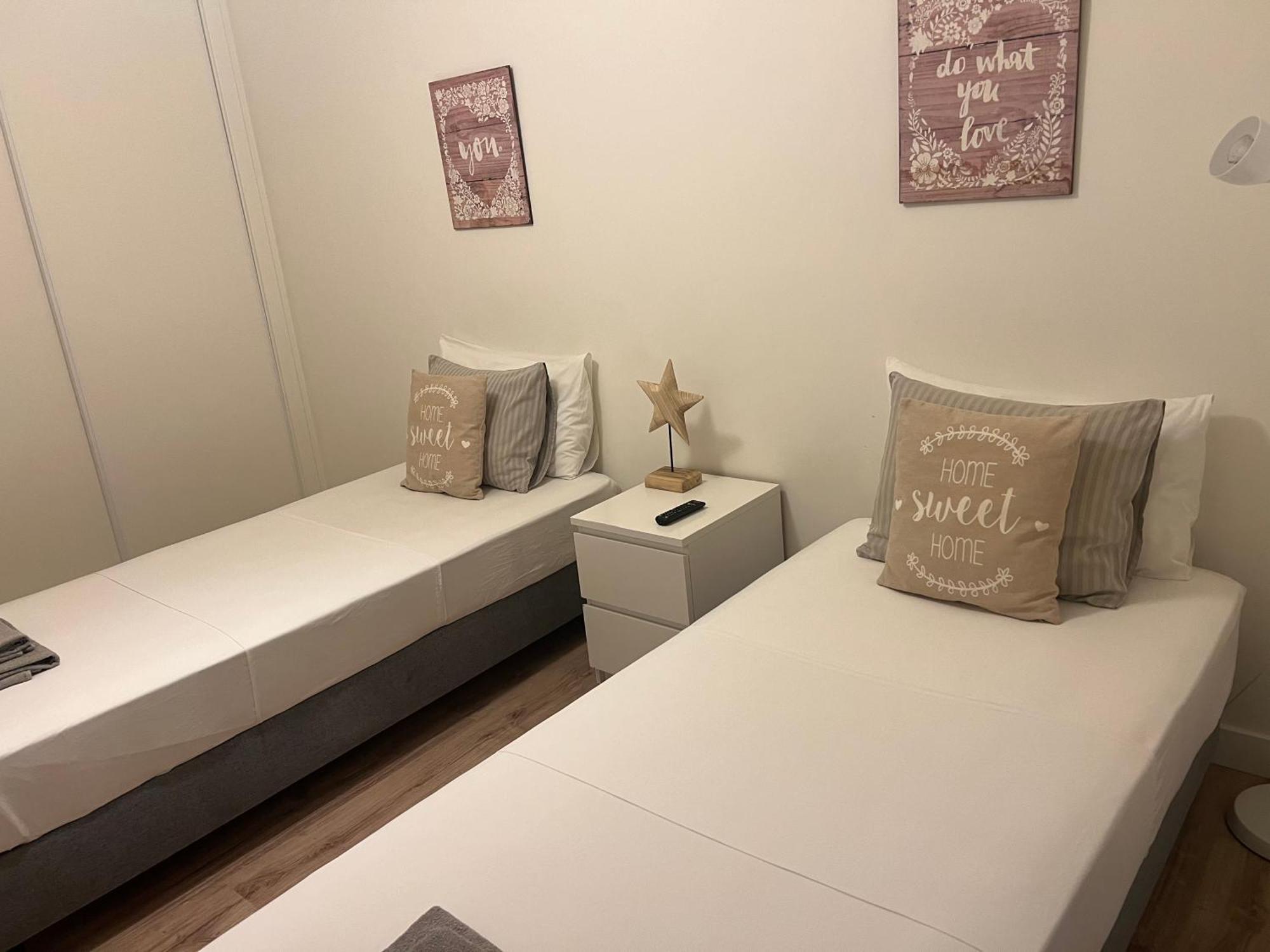 מונטיז'ו Modern Twin Room With A Balcony מראה חיצוני תמונה