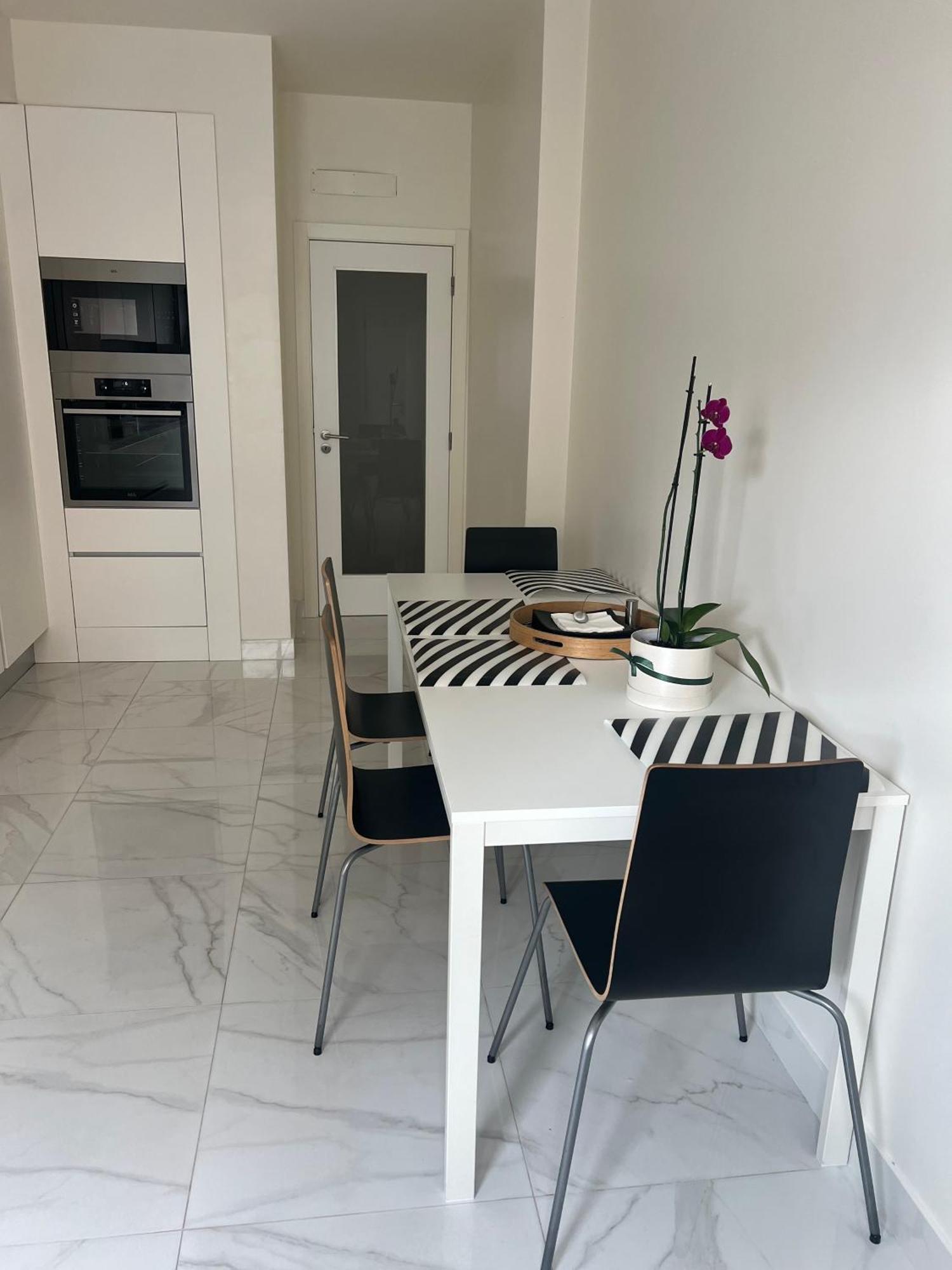 מונטיז'ו Modern Twin Room With A Balcony מראה חיצוני תמונה